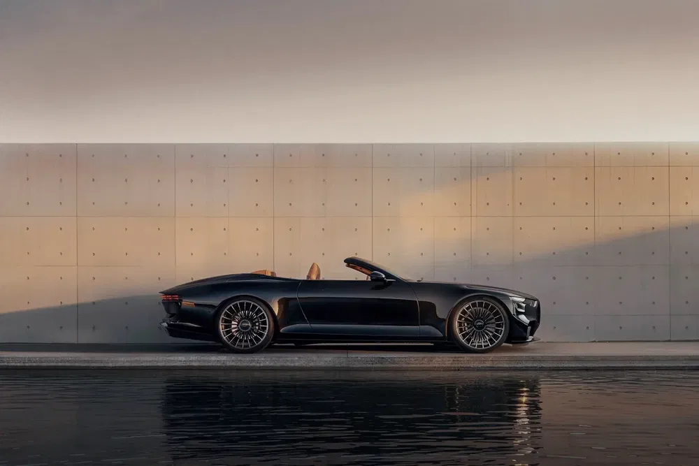 Cabriolet Mercedes-Benz moderne, élégamment stationné devant un mur minimaliste au bord de l'eau.