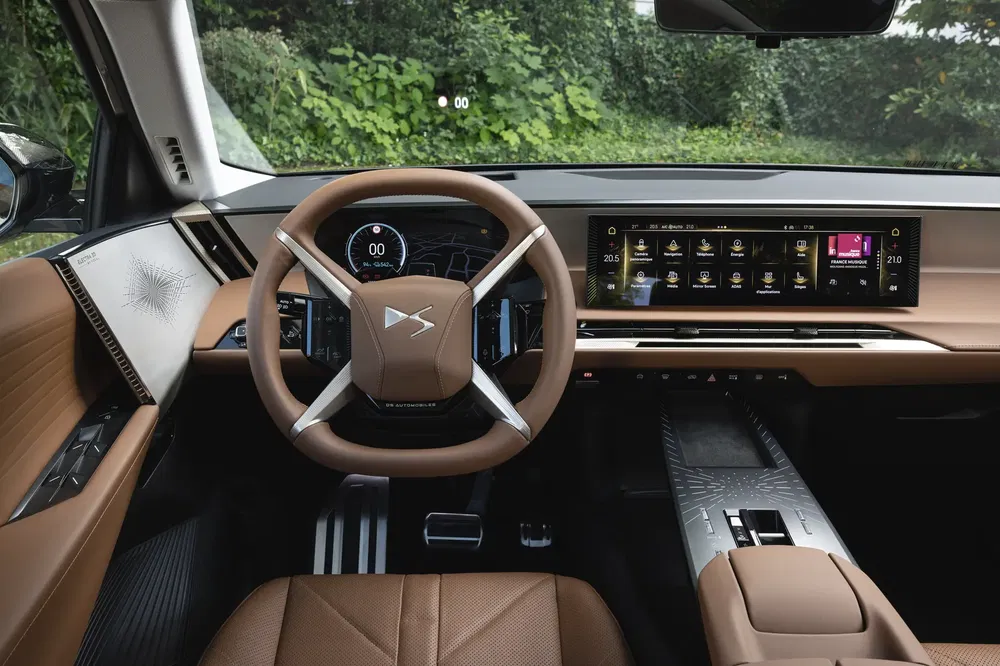 Luxe interieur van een moderne DS-auto met stuur en high-tech dashboard.
