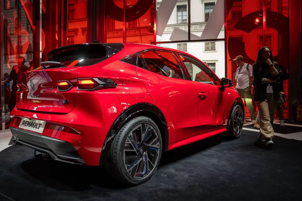{"fr":"Renault Mégane E-Tech rouge exposée dans un showroom moderne avec des reflets rouges.","nl":"Rode Renault Mégane E-Tech tentoongesteld in een moderne showroom met rode reflecties."}