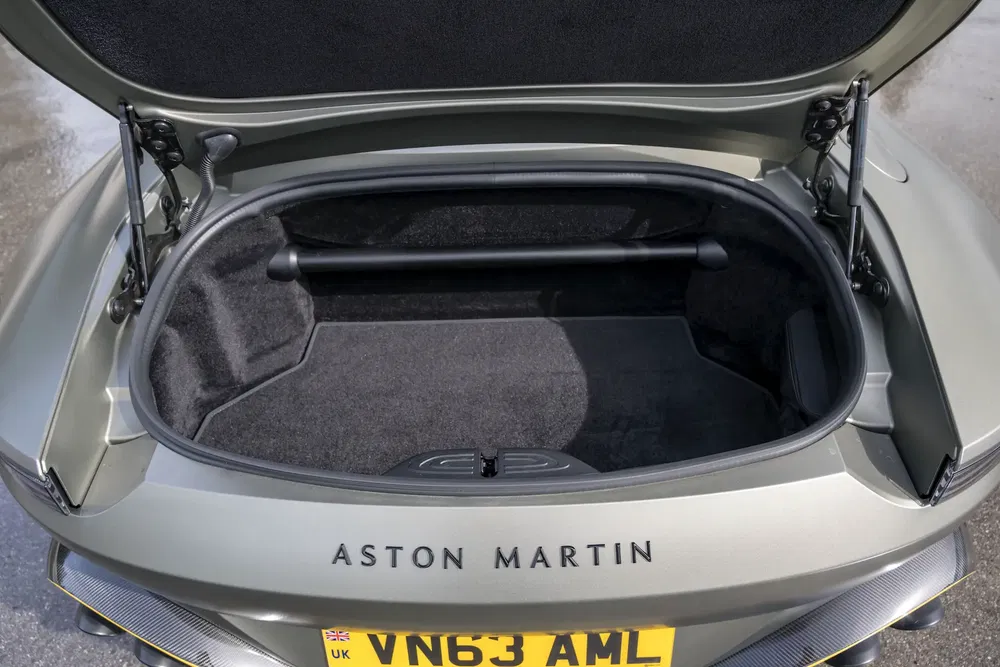 Coffre ouvert d'une Aston Martin avec plaque d'immatriculation britannique, VN63 AML.