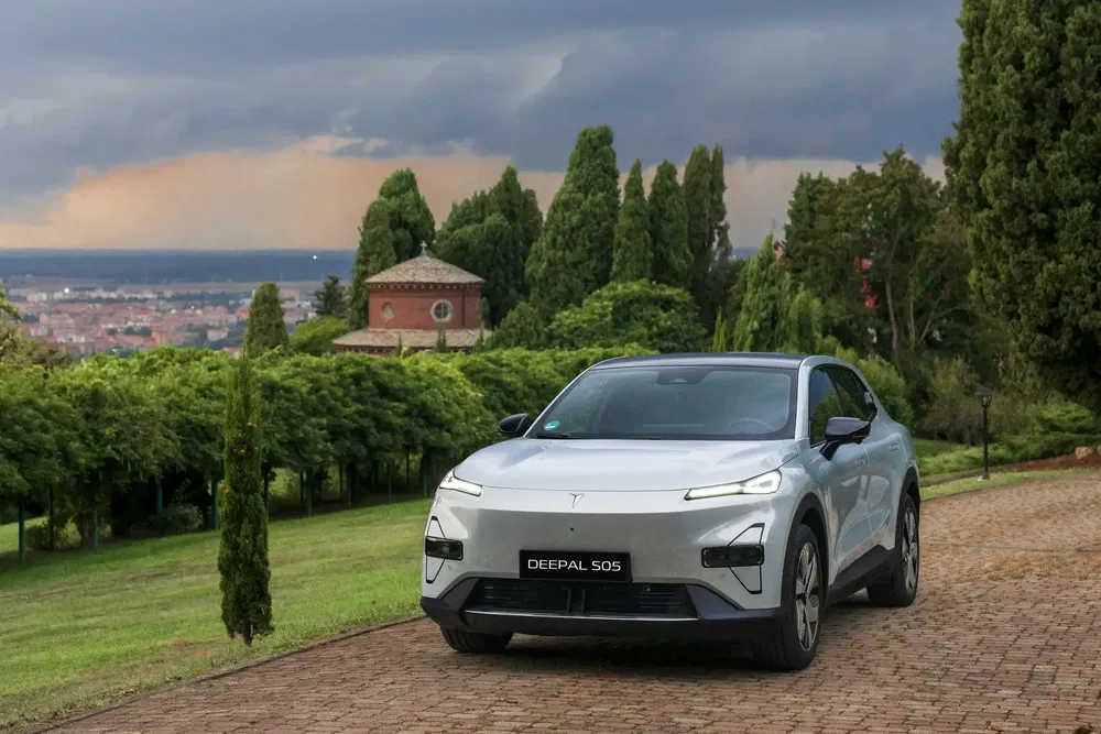 SUV Deepal S05 électrique sur une route pavée avec un paysage verdoyant.