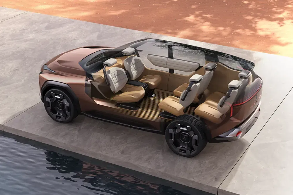 Concept-car Nissan futuriste ouvert avec sièges luxueux près d'une piscine.