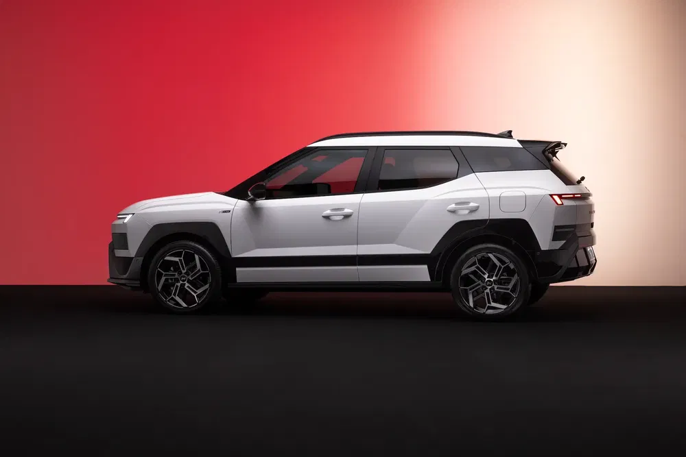 SUV compact moderne, fond bicolore rouge et blanc, design angulaire distinctif et dynamique.