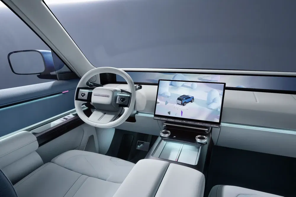 Intérieur moderne de voiture électrique Canoo avec volant unique et grand écran tactile.