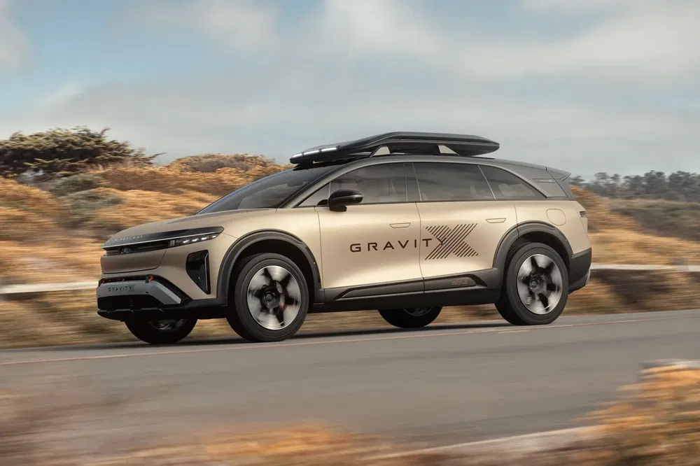 {"fr":"SUV Lucid Gravity roulant sur autoroute, paysage flou en arrière-plan.","nl":"SUV Lucid Gravity rijdt op snelweg met wazige achtergrond."}