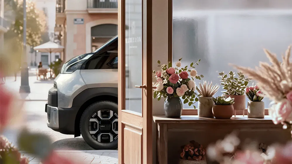 Voiture Citroën devant une boutique de fleurs, design urbain moderne et élégant.