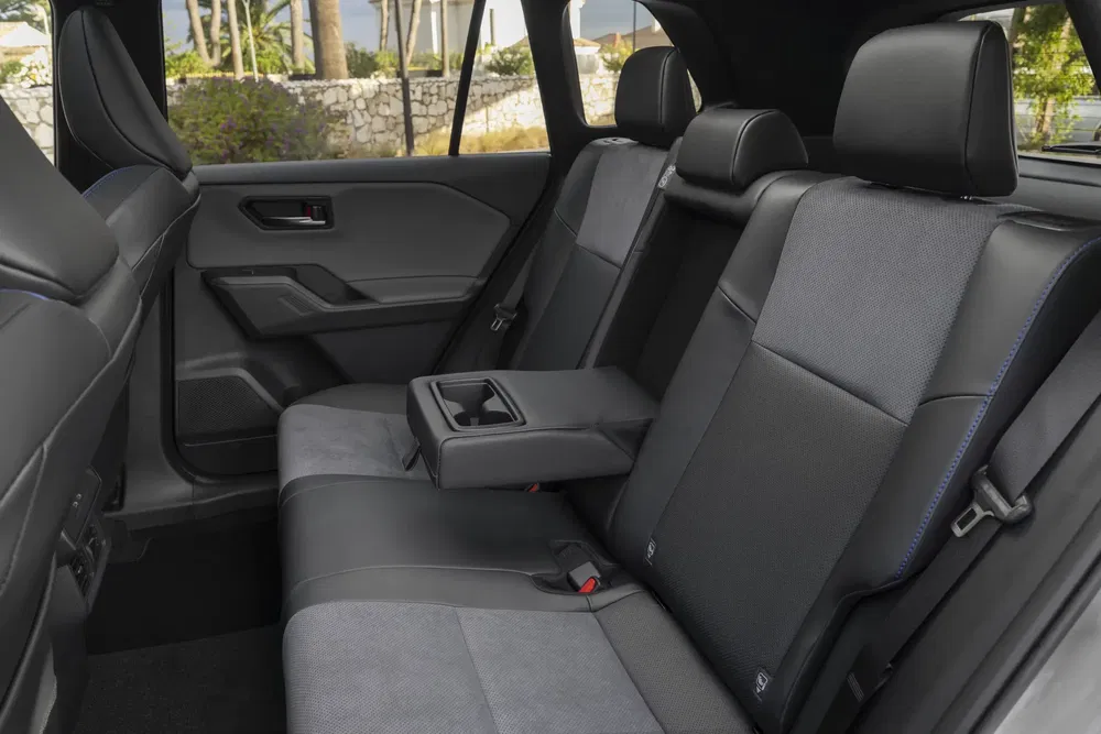 Ruim achterinterieur van een Toyota RAV4 met lederen stoelen en centrale armsteun.