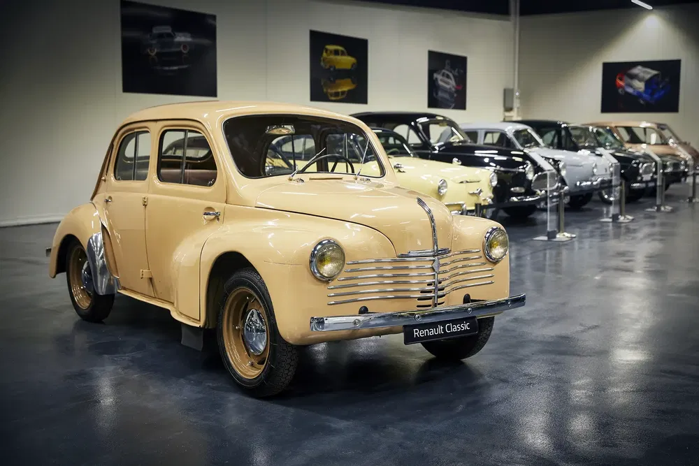 Voiture classique Renault rétro exposée dans un musée automobile moderne.