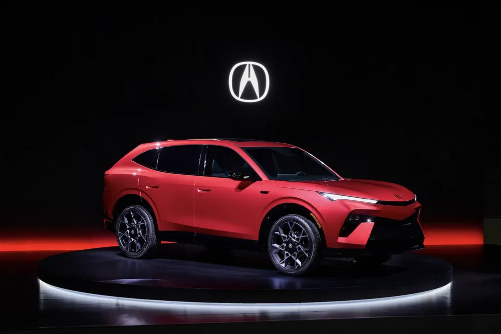 {"fr":"SUV Acura rouge sous logo lumineux sur plateforme, design moderne et élégant.","nl":"Rode Acura SUV onder verlicht logo op podium, modern en stijlvol ontwerp."}