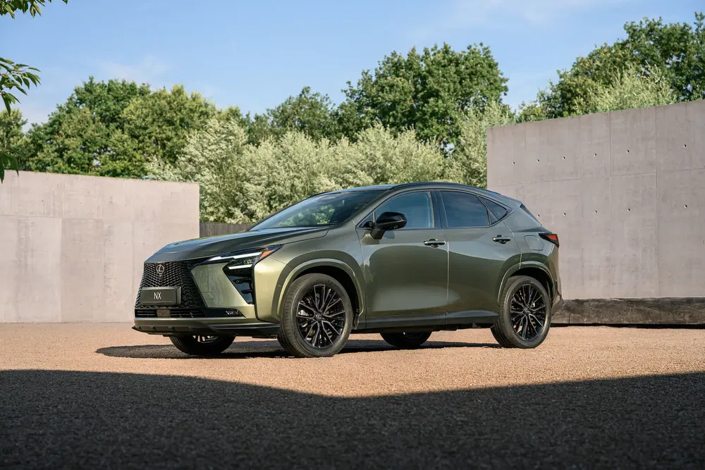 SUV Lexus NX 2023 dans un environnement moderne, finitions vert métallisé et roues noires.