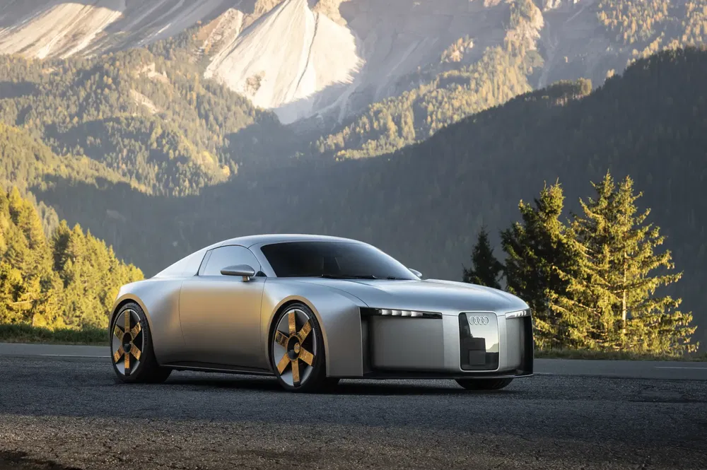 {"fr":"Concept car Audi argent avec jantes d'or sur fond de montagnes boisées.","nl":"Zilveren Audi conceptauto met gouden velgen tegen een bergachtige bosachtergrond."}