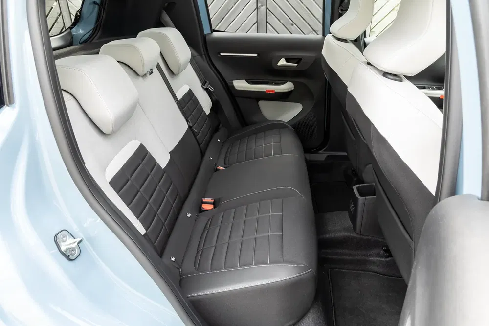 Intérieur élégant de la Citroën Ami avec sièges arrière en tissu bicolore.
