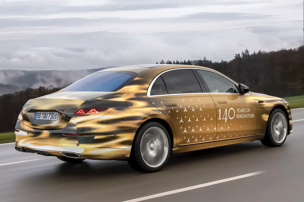 Mercedes-Benz en édition spéciale pour les 140 ans, roulant sur une route de campagne.