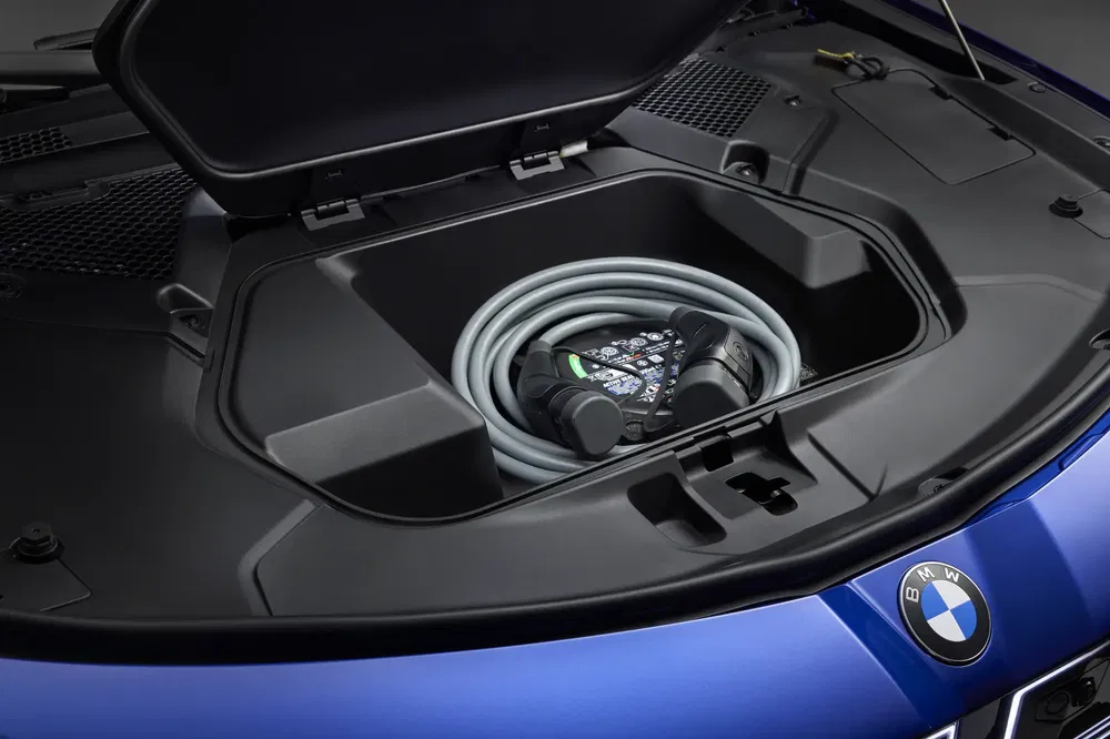 Voorkoffer BMW i4 met opbergruimte voor oplaadkabel.