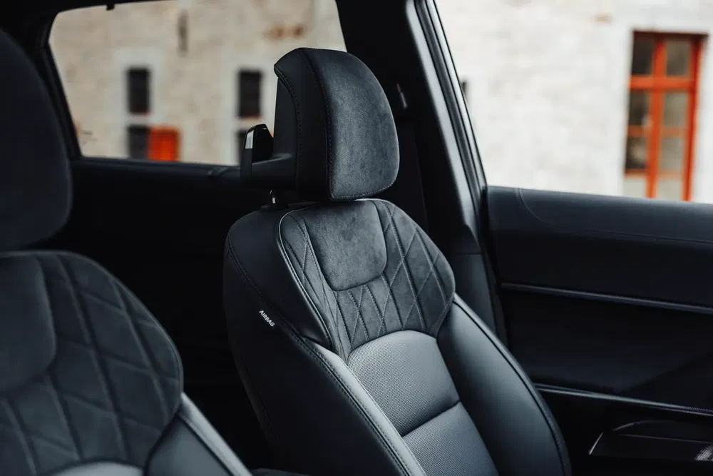 Intérieur de voiture avec sièges AMG en cuir noir et surpiqûres diamantées.