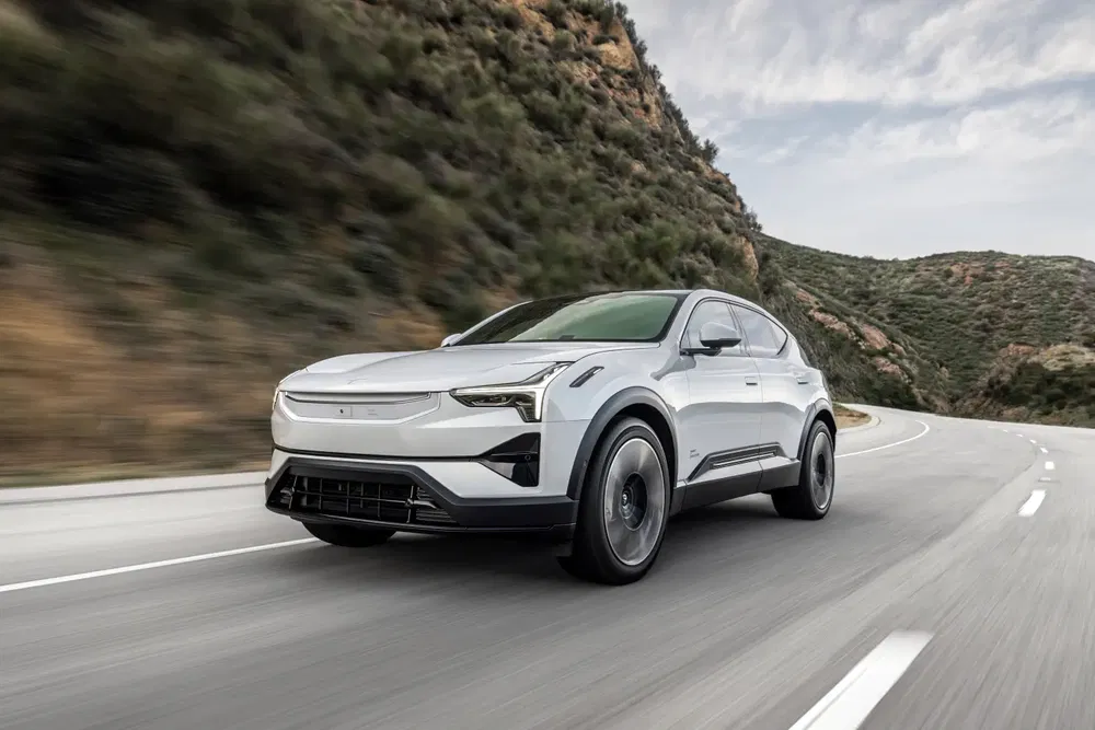 {"fr":"SUV électrique Polestar 3 sur route sinueuse à flanc de montagne.","nl":"Elektrische SUV Polestar 3 op kronkelende bergweg."}