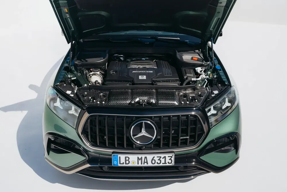 Moteur Mercedes-AMG avec capot ouvert, exposant le design puissant et sophistiqué.