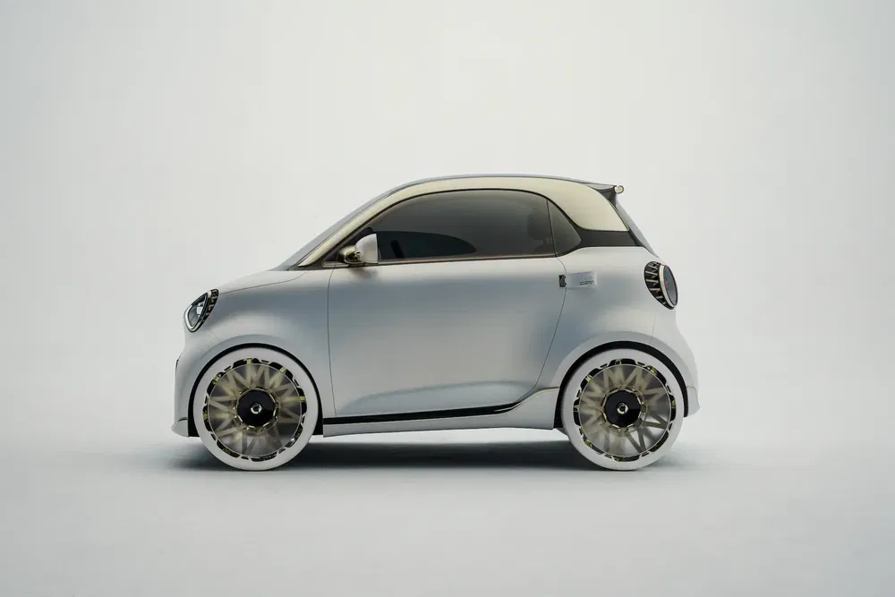 Stijlvol wit stadsauto ontwerp, opvallende velgen, ideaal voor moderne stadsritten.