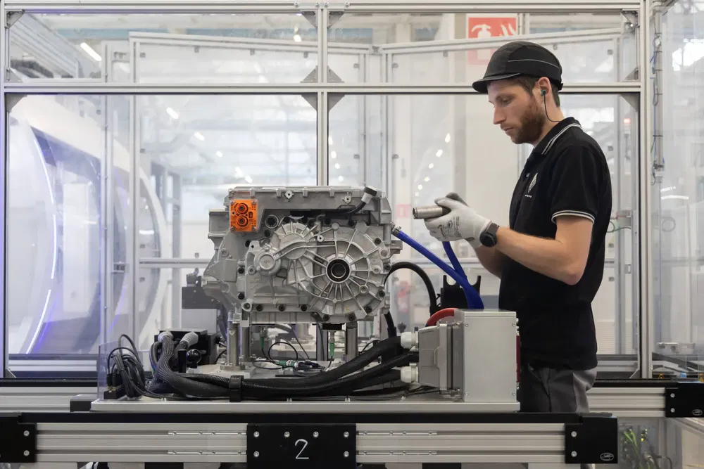 Technicus controleert elektromotor in een geavanceerde fabriek.