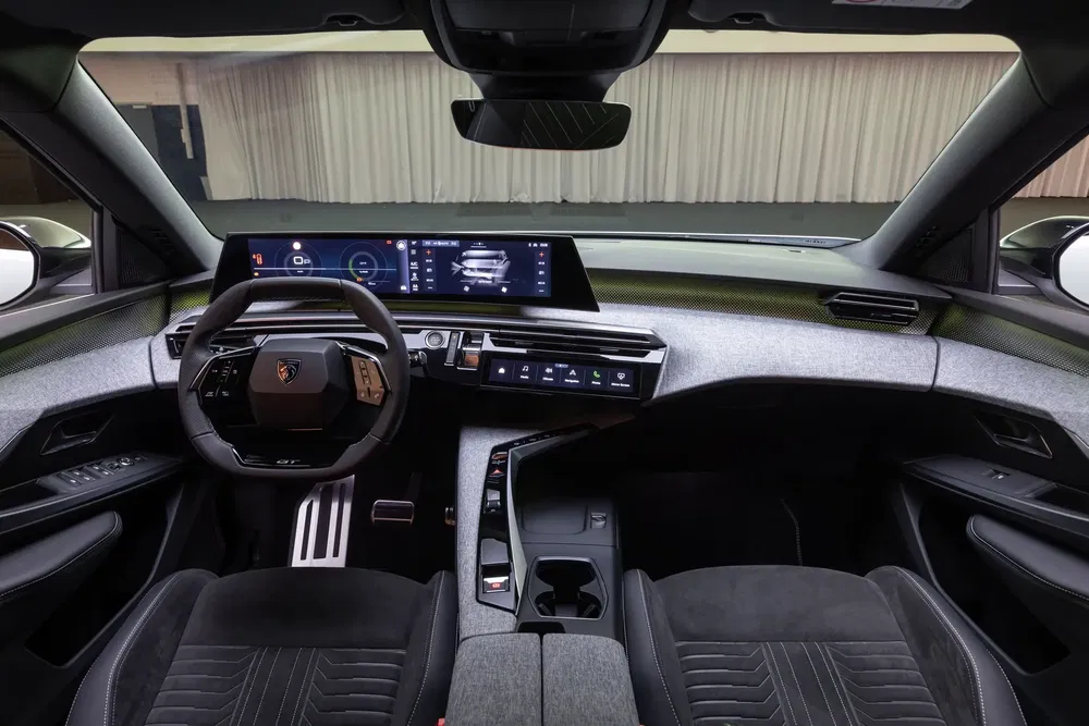 Moderne interieur van de Peugeot 408 met uniek stuurwiel en digitaal dashboard.