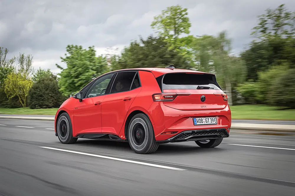 {"fr":"Volkswagen ID.3 rouge sur route, montrant arrière et dynamisme électrique.","nl":"Rode Volkswagen ID.3 op de weg, toont achterzijde en elektrische sportiviteit."}