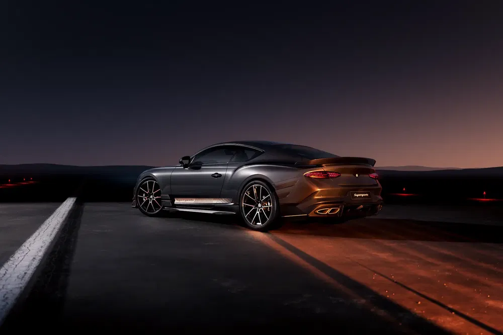 {"fr":"Bentley Continental GT noir sur la piste au crépuscule, accentuant sa silhouette élégante.","nl":"Zwarte Bentley Continental GT op de landingsbaan bij schemering, benadrukt zijn elegante profiel."}