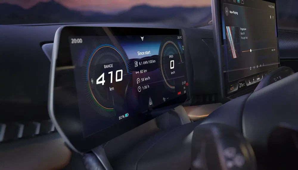 Tableau de bord numérique du véhicule électrique Cupra, affichant la portée et la vitesse.