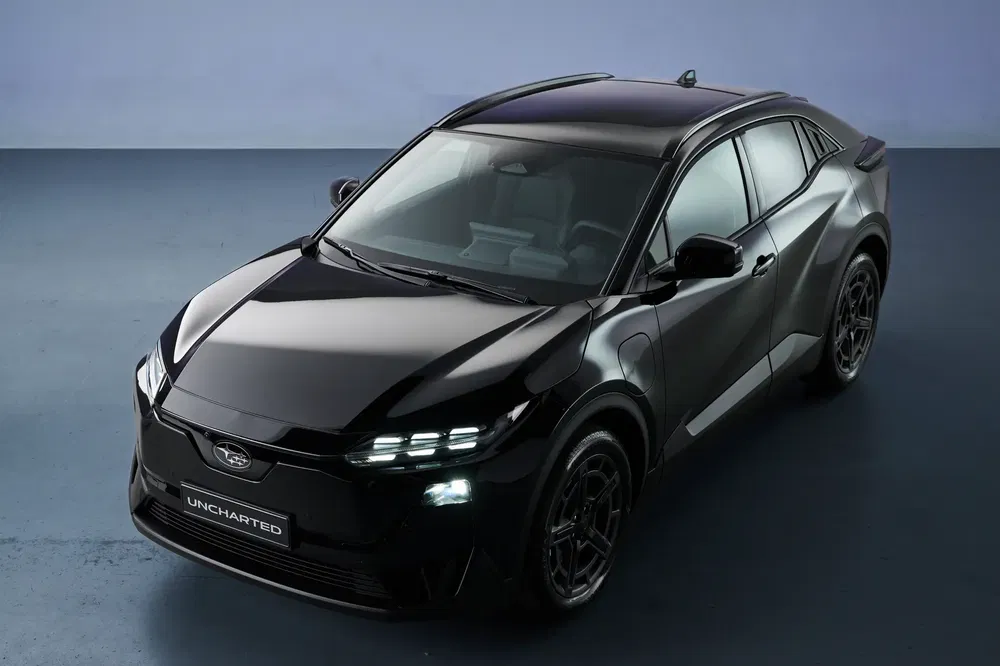 Concept-car Subaru Uncharted noir brillant avec phares LED et design futuriste.