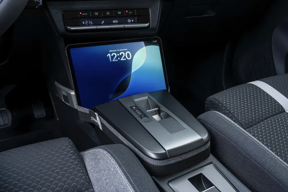 Intérieur de voiture moderne avec écran intégré et commandes centralisées au design épuré.