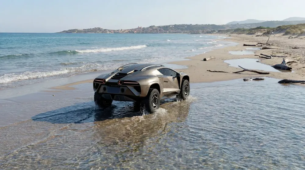 Voiture tout-terrain noire sur la plage, roulant près de l'eau, avec une vue panoramique.