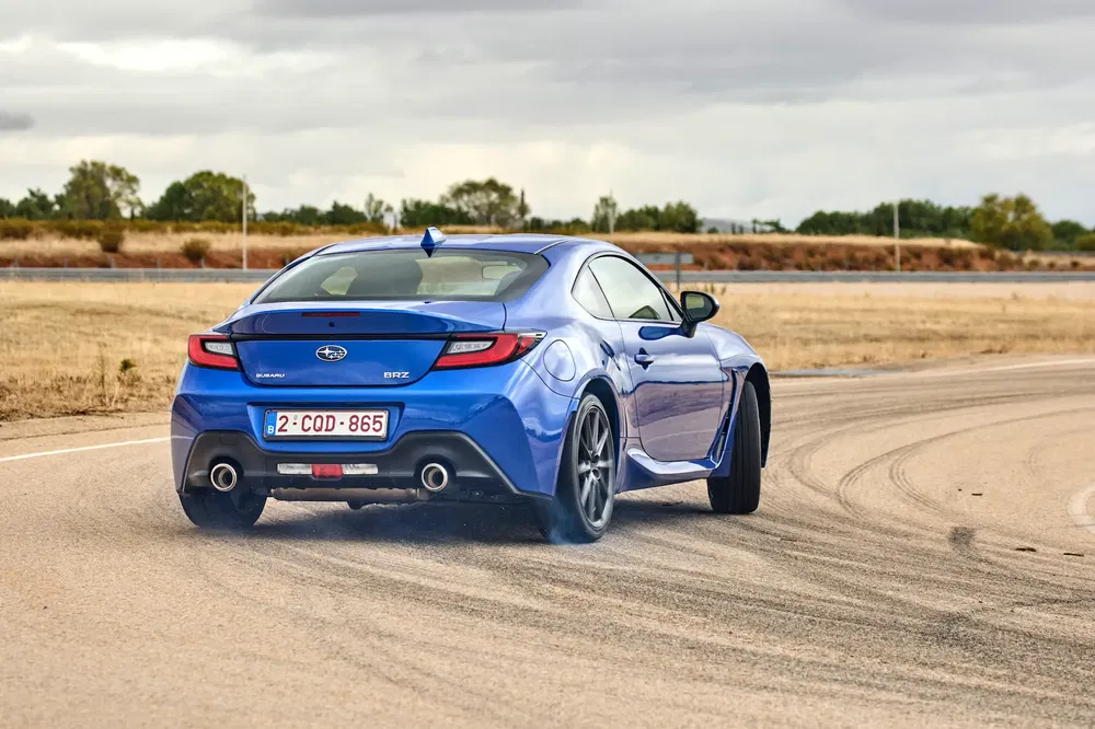 {"fr":"Subaru BRZ bleu dérive sur une piste de course sinueuse par temps nuageux.","nl":"Blauwe Subaru BRZ drift op bochtige racebaan onder bewolkte hemel."}