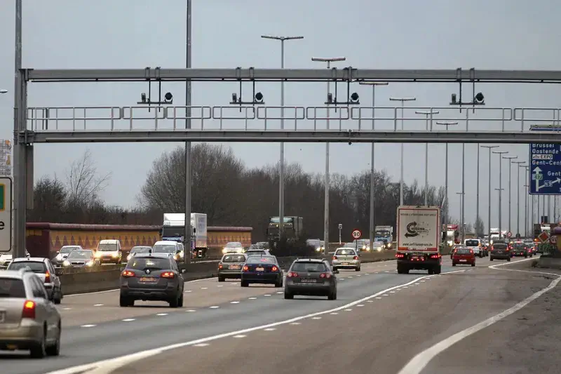 {"fr":"Autoroute belge avec voitures et camions sous un système de péage électronique.","nl":"Belgische snelweg met auto's en vrachtwagens onder een elektronisch tolheffingssysteem."}