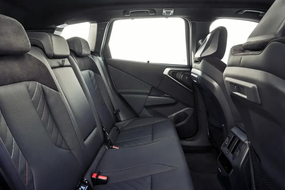 Intérieur arrière spacieux du BMW X3 avec sièges en cuir noir et appuis-têtes confortables.