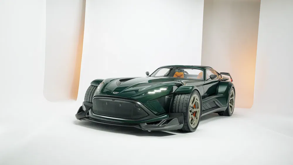 Voiture de sport Granturismo Veloce vert foncé en studio avec arrière-plan blanc.