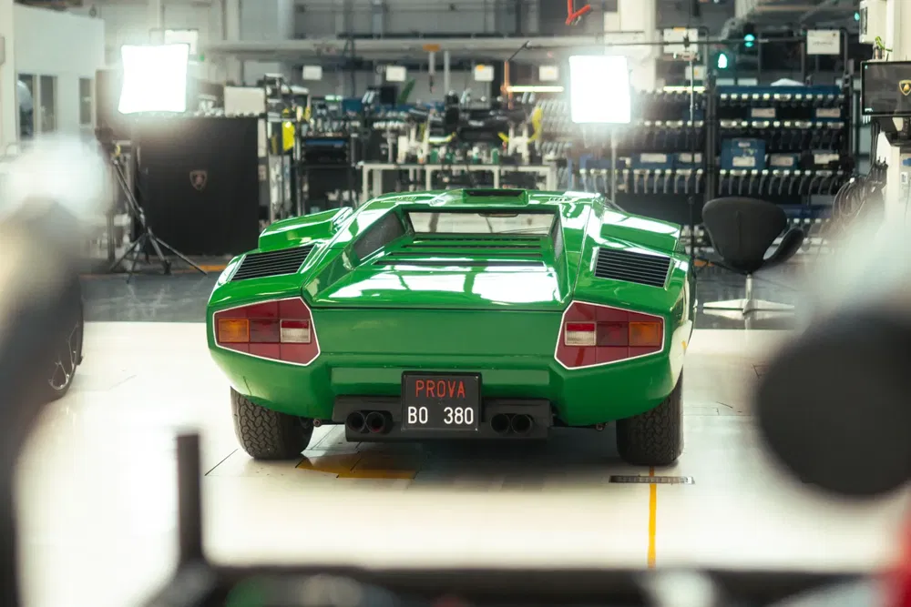 Groene Lamborghini sportwagen in werkplaats, achteraanzicht met kenteken PROVA BO 380.