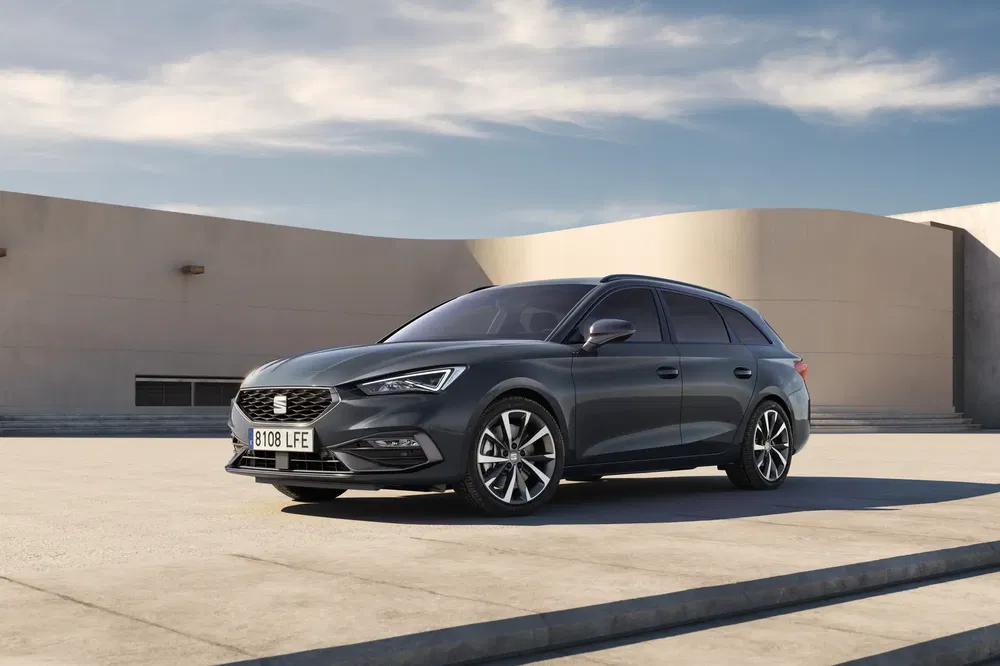 SEAT Leon break moderne sur fond architectural élégant et épuré, ciel bleu dégagé.