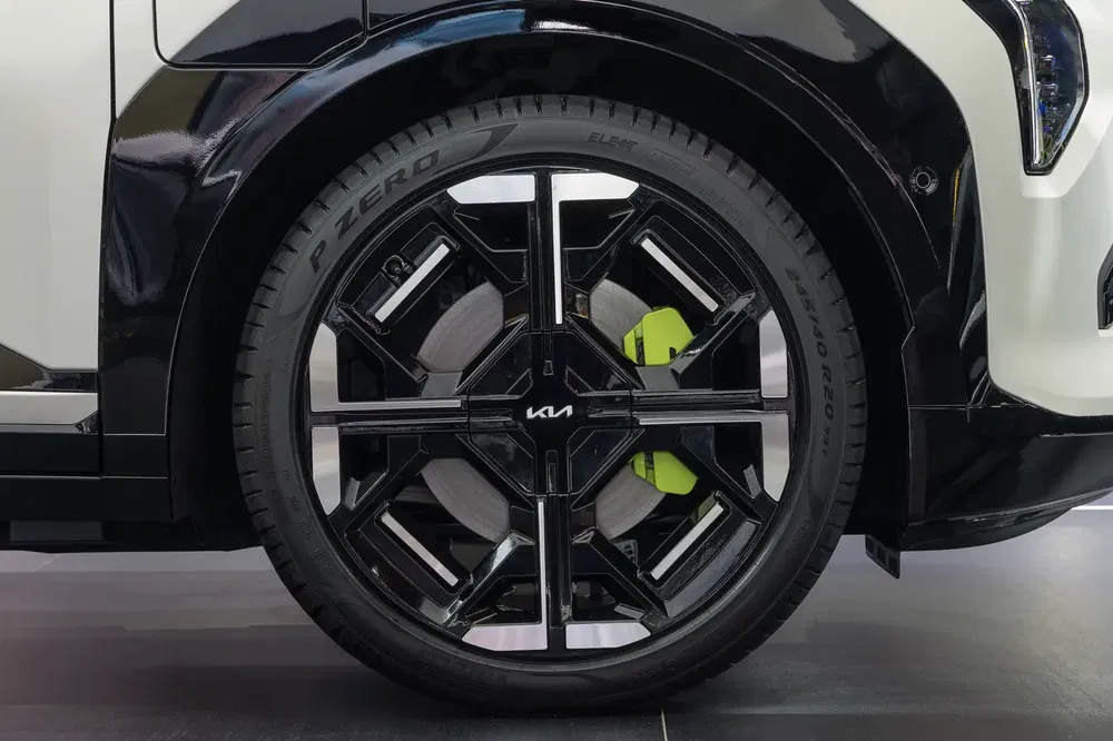 Jante en alliage noire Kia avec pneu Pirelli et étrier de frein vert fluo.