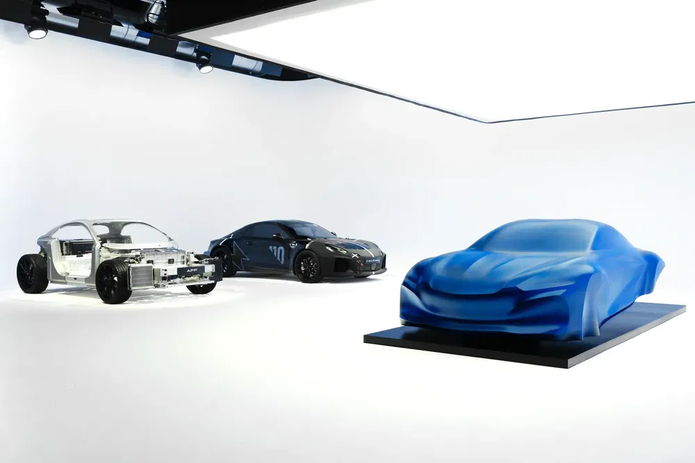 Gamme de prototypes électriques Alpine, y compris modèle voilé bleu en avant-plan lumineux.