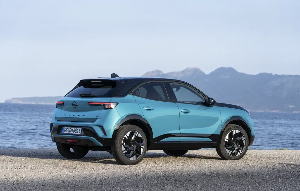 {"fr":"Opel Mokka moderne sur plage, arrière-plan montagne et mer.","nl":"Moderne Opel Mokka aan strand met bergen en zee op achtergrond."}