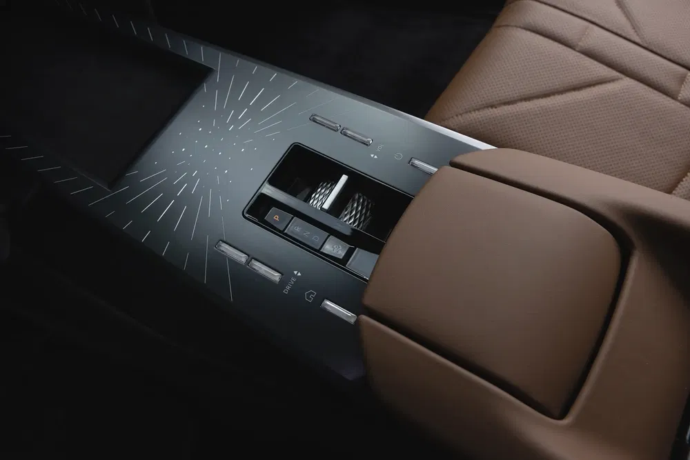 Middenconsole DS Automobiles met aanraakbediening en geïntegreerde schakelpook.