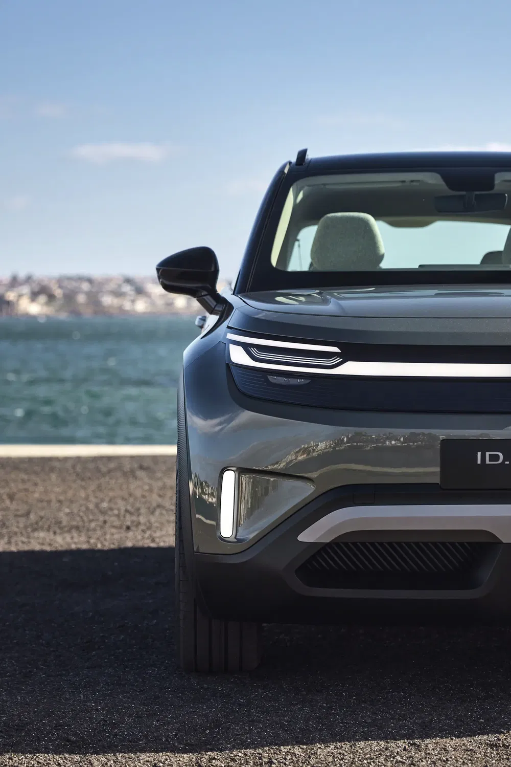 Volkswagen ID concept avec design moderne et vue de face près de l'eau.