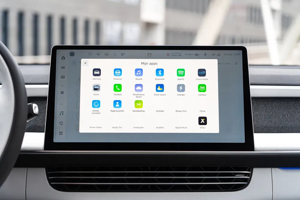 Écran de tableau de bord interactif avec applications dans une voiture moderne, technologie embarquée.