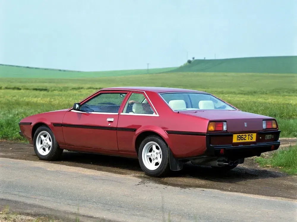 Rode Panther Rio op plattelandsweg, retro elegant en onderscheidend design.