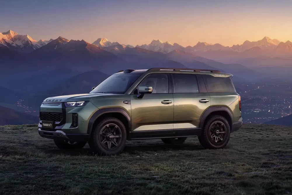{"fr":"SUV Chery Tiggo 9 au coucher du soleil devant des montagnes enneigées.","nl":"Chery Tiggo 9 SUV bij zonsondergang voor besneeuwde bergen."}