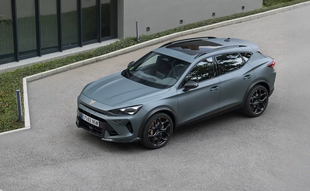 Crossover Cupra gris moderne garé sur une allée pavée, design élégant et sophistiqué.