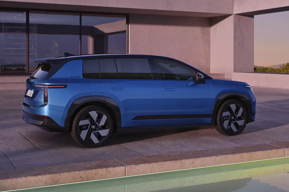 {"fr":"SUV électrique Skoda bleu stationné sur une terrasse ensoleillée.","nl":"Blauwe Skoda elektrische SUV geparkeerd op zonnig terras."}