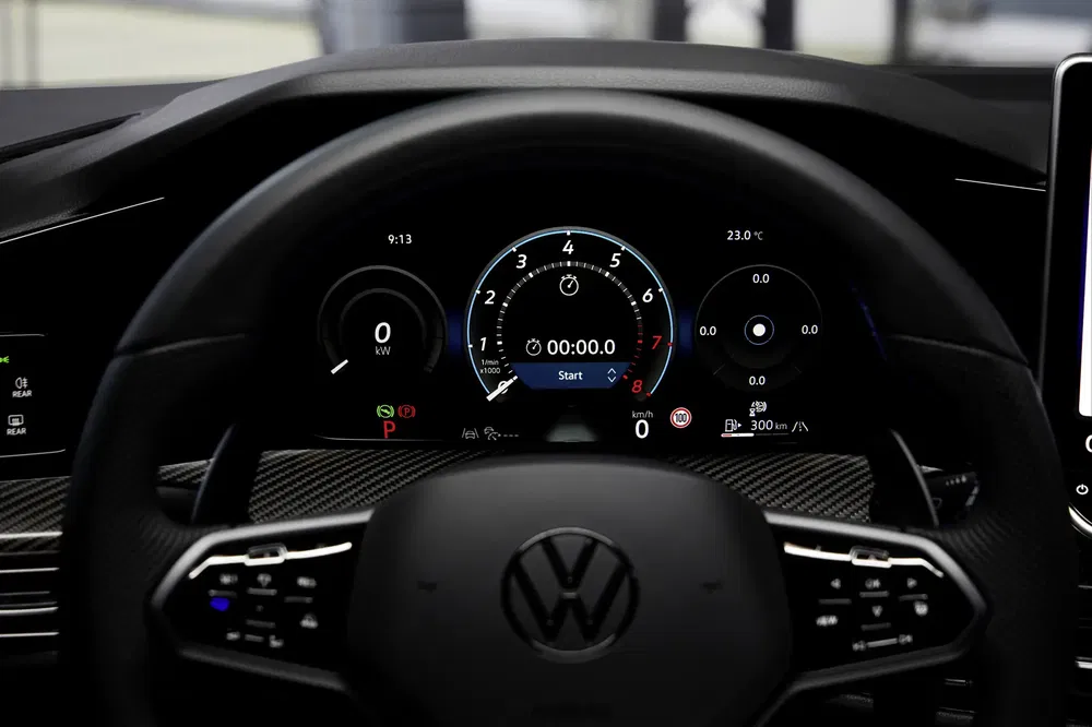Volkswagen digitaal dashboard, multifunctioneel stuurwiel en modern touchscreen.
