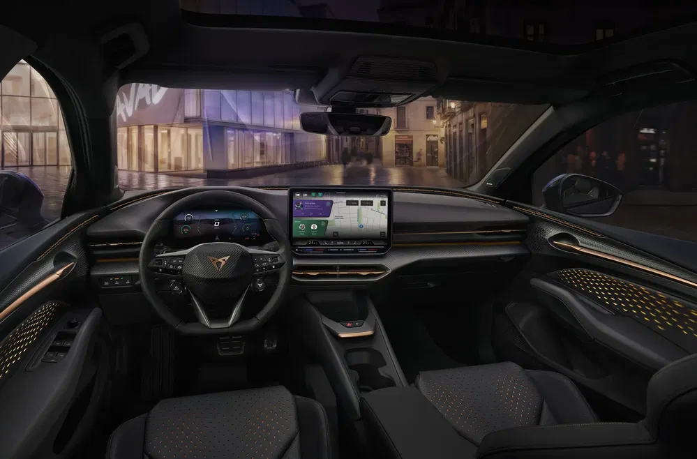 Intérieur moderne de voiture Cupra, avec tableau de bord numérique et écran tactile central.
