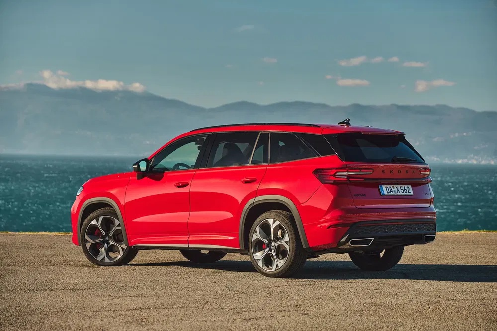 Skoda SUV rouge au bord de mer, design moderne et élégant, roues sportives.
