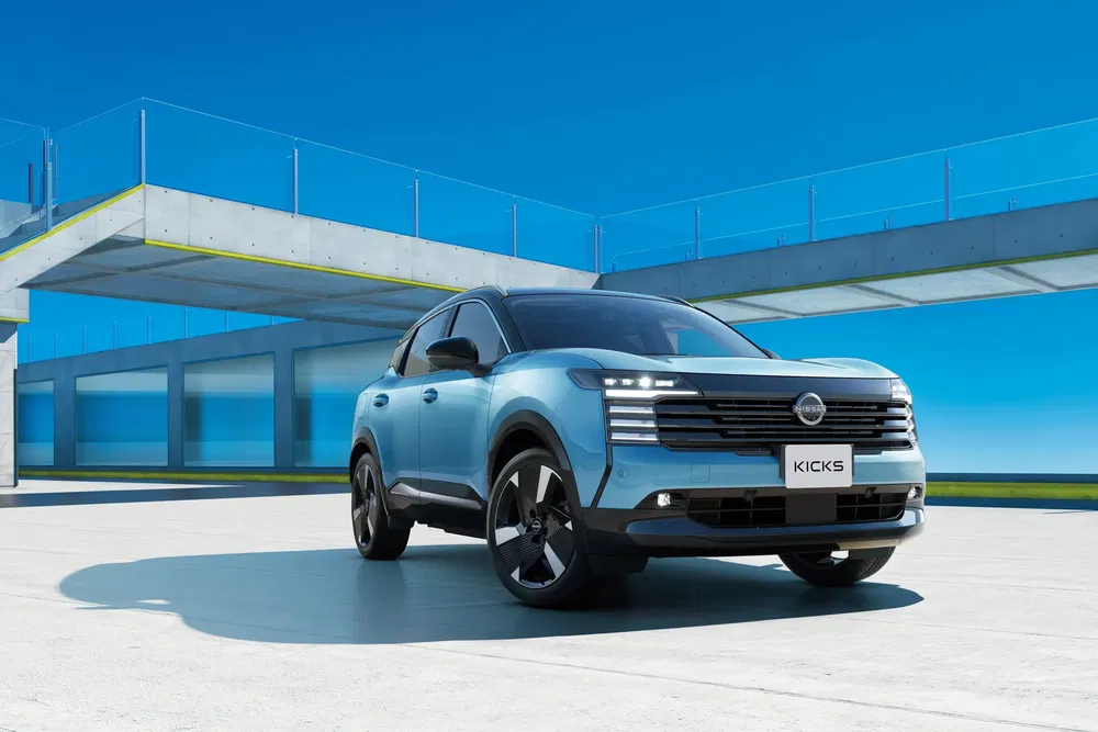 Nissan Kicks in het blauw voor een moderne achtergrond met een heldere lucht.